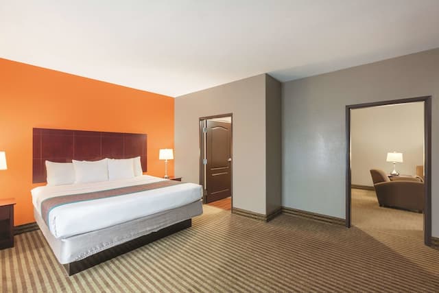 ラ キンタ イン & スイーツ バイ ウィンダム ヒューストン ブッシュ インターナショナル エアポート E-ファミリー スイート キングベッド 1 台 バリアフリー 禁煙 (Mobility,Hearing,Tub w/Grab Bars)-1