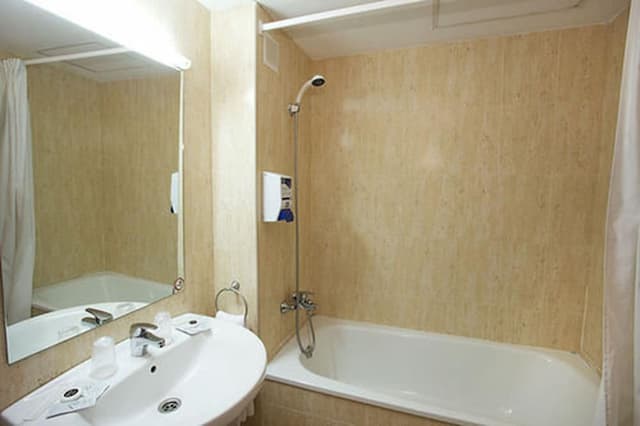 Hotel Basic-Double Room Single Use, 1 King Bed-2