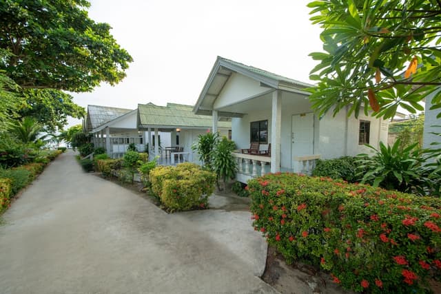 Bay Beach Resort-Deluxe Bungalow-4