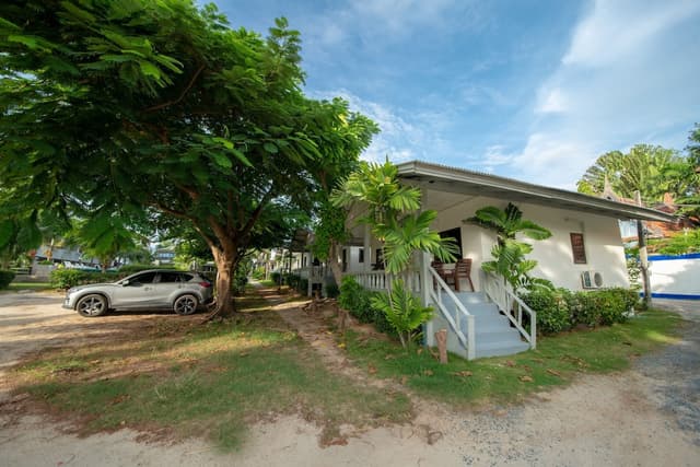 Bay Beach Resort-Deluxe Bungalow-5