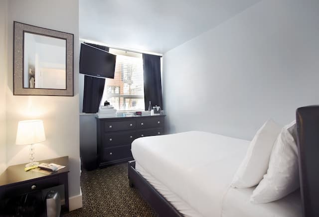 Ballard Inn-Standard Room, 1 Full Bed, Shared Bathroom-1