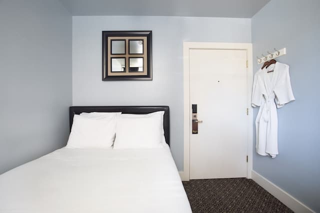 Ballard Inn-Standard Room, 1 Full Bed, Shared Bathroom-2