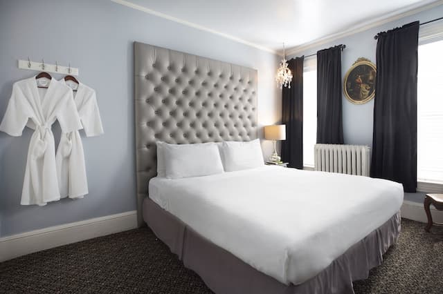 Ballard Inn-Standard Room, 1 King Bed, Shared Bathroom-1