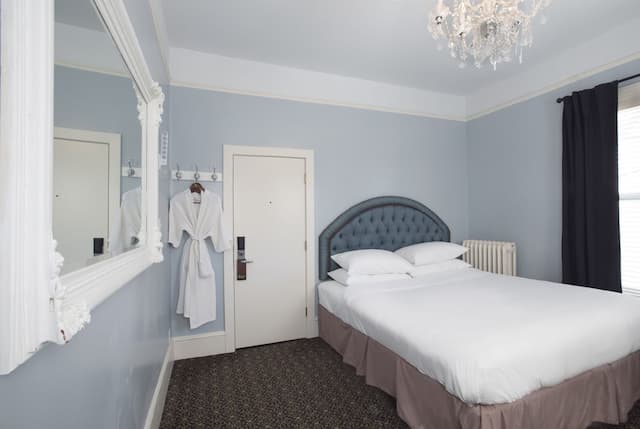 Ballard Inn-Standard Room, 1 King Bed, Shared Bathroom-4