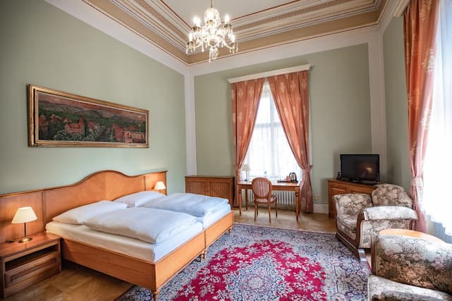 Vila Lanna-Historic Double Room, Shared Bathroom-3