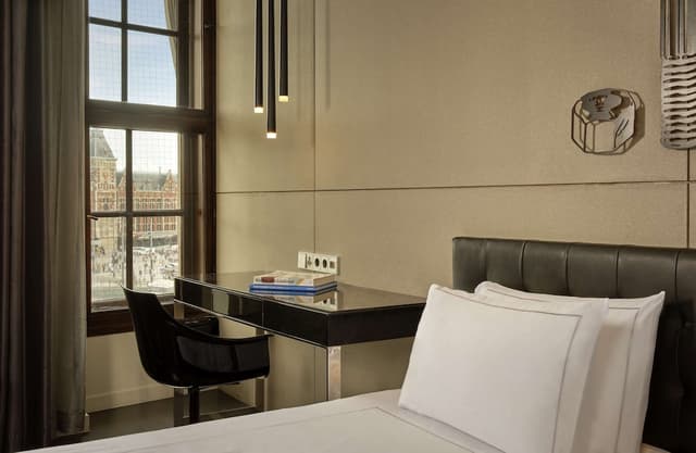 art'otel Amsterdam powered by Radisson Hotels-客房, 1 张特大床 (Art)-6