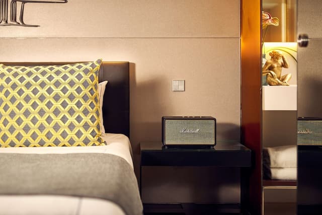 art'otel Amsterdam powered by Radisson Hotels-客房, 1 张特大床 (Art Canal View)-3