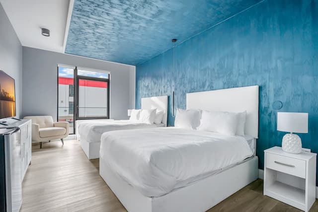 Global Luxury Suites at The Arches-Deluxe Double Room, 2 Queen Beds-1