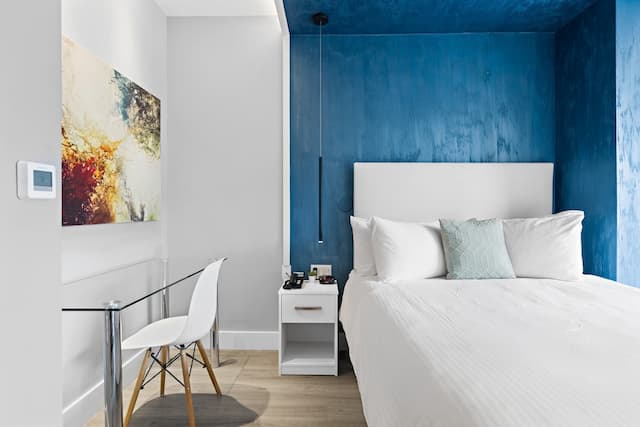 Global Luxury Suites at The Arches-Luxury Studio Suite, 1 Queen Bed-2