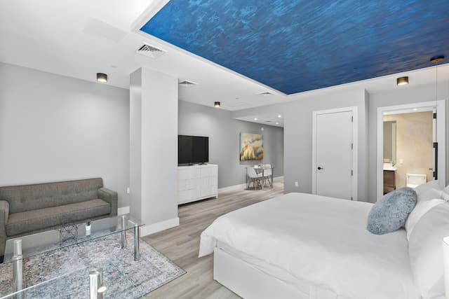 Global Luxury Suites at The Arches-Luxury Studio Suite, 1 King Bed-4