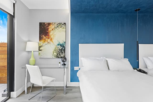 Global Luxury Suites at The Arches-Deluxe Double Room, 2 Queen Beds, Balcony-8