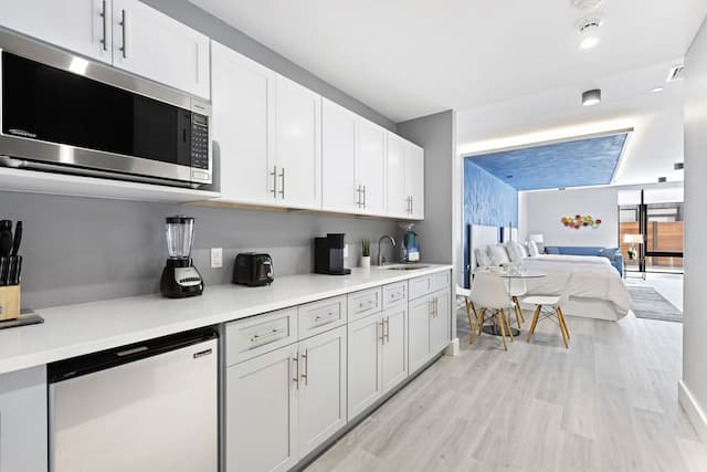 Global Luxury Suites at The Arches-Deluxe Double Room, 2 King Beds-7