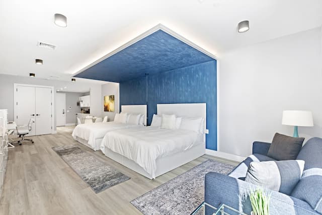 Global Luxury Suites at The Arches-Deluxe Double Room, 2 King Beds-1