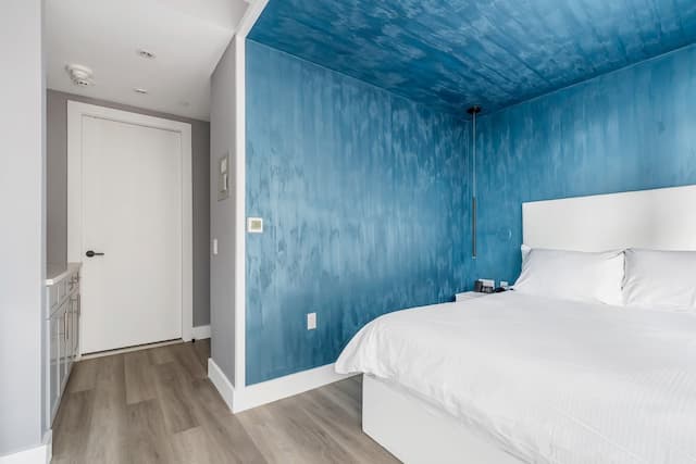 Global Luxury Suites at The Arches-Deluxe Studio Suite, 1 Queen Bed, Balcony-2