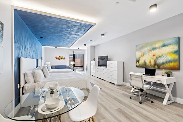 Global Luxury Suites at The Arches-Deluxe Double Room, 2 King Beds-5