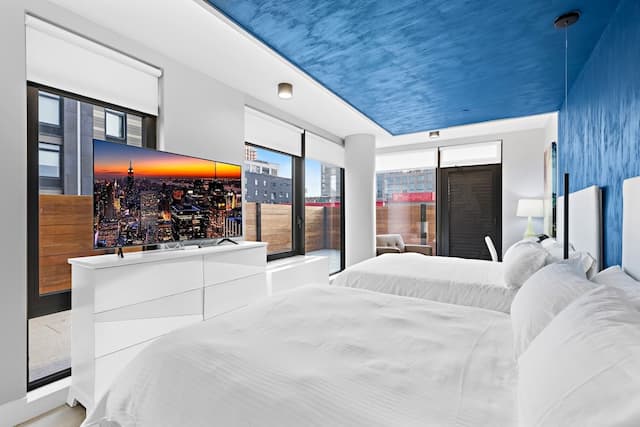 Global Luxury Suites at The Arches-Deluxe Double Room, 2 Queen Beds, Balcony-5