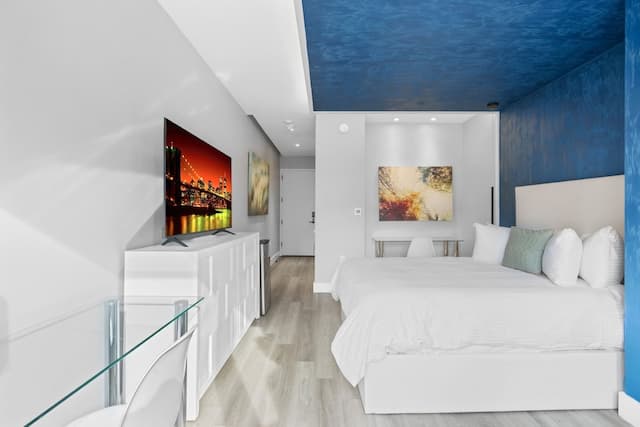 Global Luxury Suites at The Arches-Luxury Studio Suite, 1 Queen Bed-5