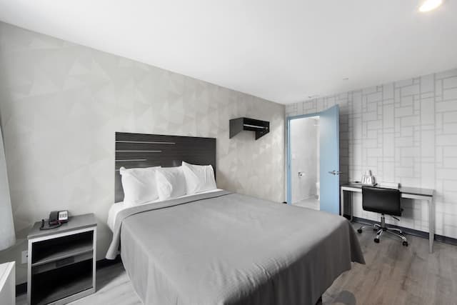 Hotel 365 Bronx-Deluxe Room-4