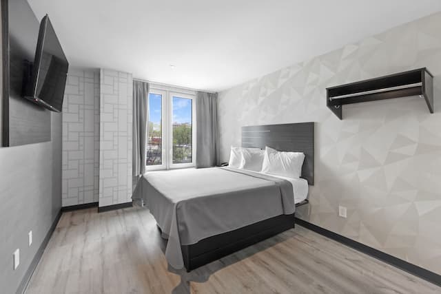 Hotel 365 Bronx-Deluxe Room-1
