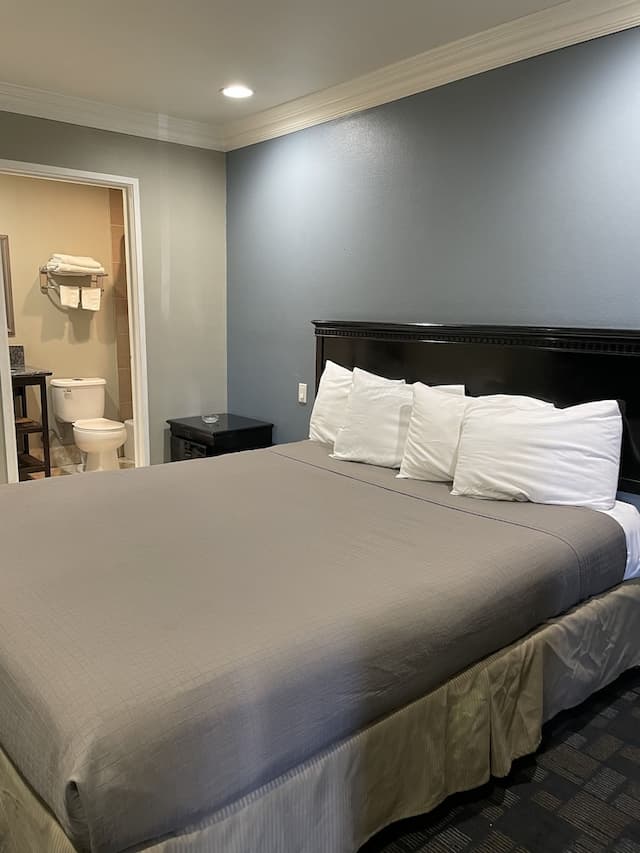 Villa Inn & Suites-Standard Room, Smoking-1