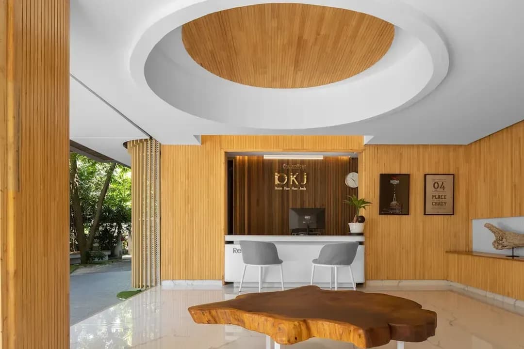 Suratthani-Baan Kao Hua Jook