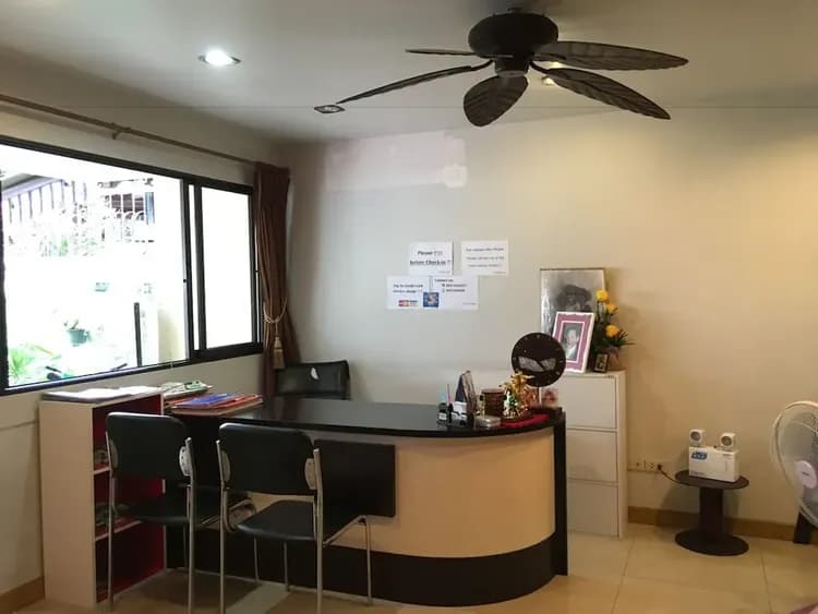 Check-in/check-out kiosk