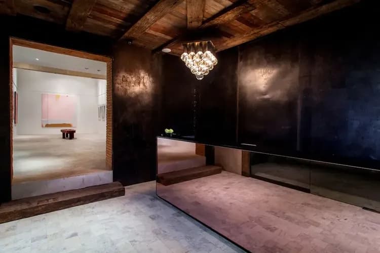 Check-in/check-out kiosk