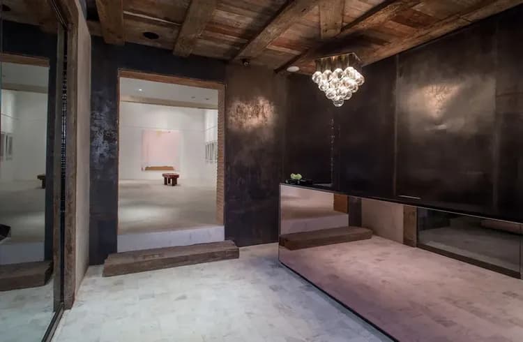 Check-in/check-out kiosk