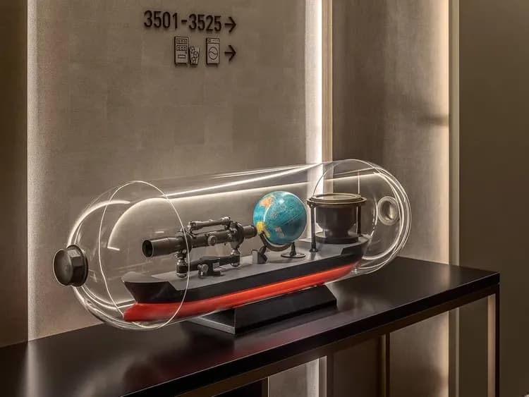 館内を彩る海と空の旅をモチーフにした個性的なアートの数々