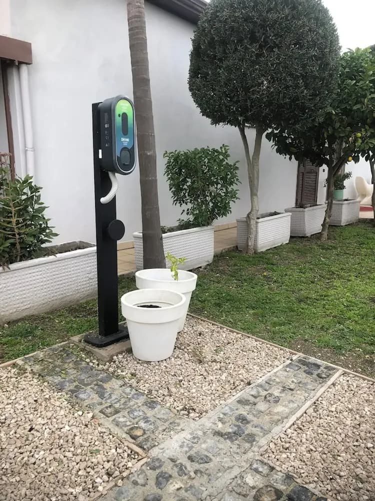 Electric vehicle charging station