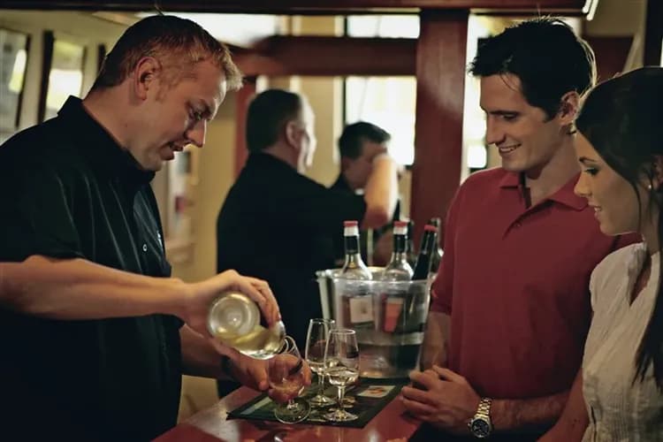 悠遊大堡礁|世界七大奇景·庫蘭達熱帶雨林·天空步道·擁抱可愛無尾熊·五星微醺酒莊·百萬遊艇·黃金凱恩斯雙城9日-7