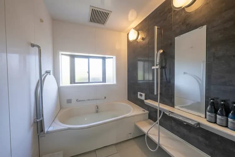 バスルーム 大きめのバスタブはジェットバス。