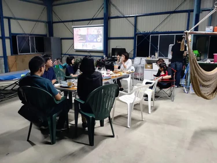 BBQガレージ プロジェクター完備で、星空の下のプライベートシアター体験をお楽しみいただけます。