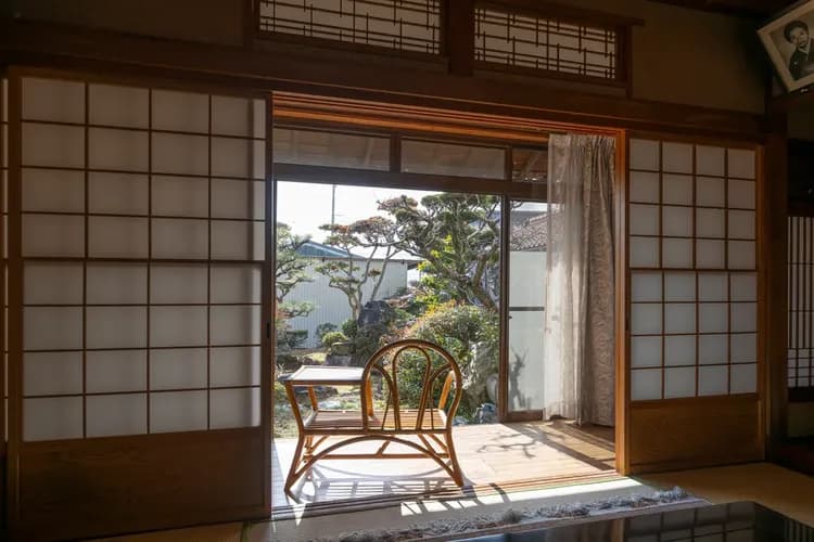 縁側からは日本庭園が眺められます。