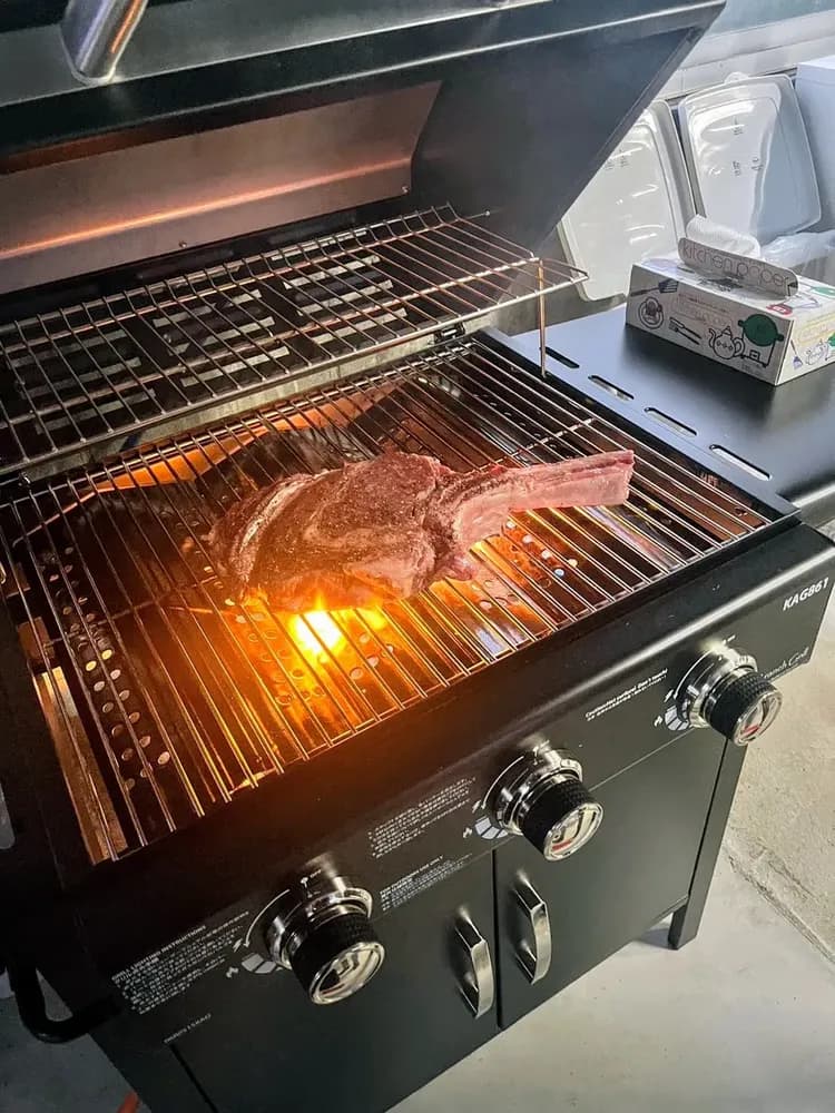 高級ガスグリルと屋外シアターを備えたプライベートBBQラウンジで、忘れられない夜をお過ごしください。