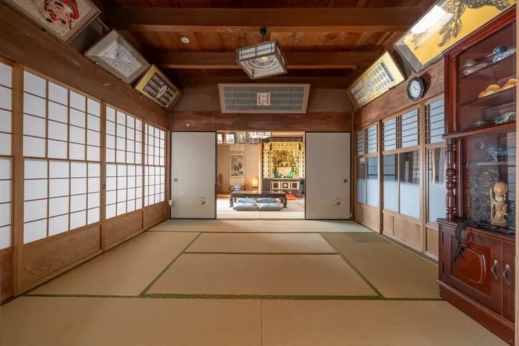 伝統とモダンが融合した畳の間。お茶や瞑想、静かなひとときをどうぞ。