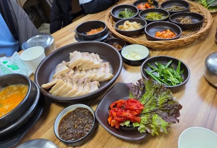 晚餐:黑蒜菜包肉&韓式燉五花肉 或 烤五花肉 (實際以最終安排為主)