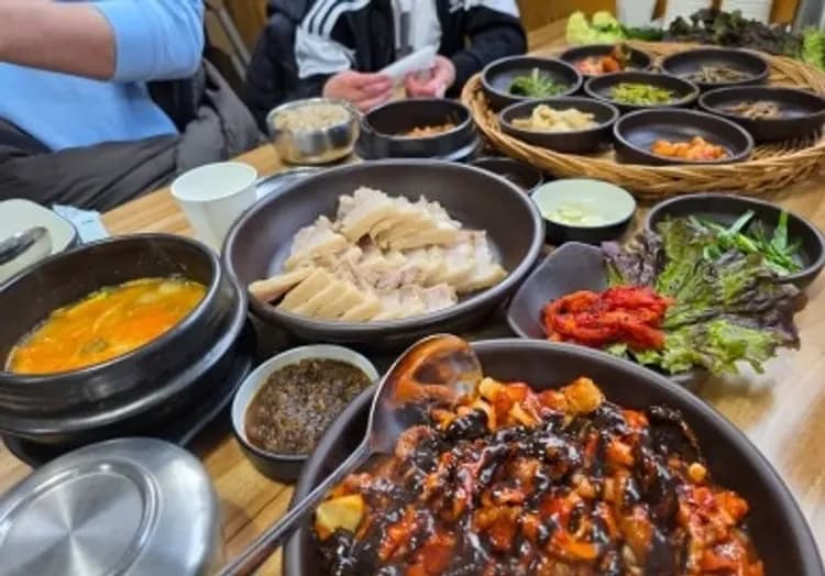 晚餐:黑蒜菜包肉&韓式燉五花肉 或 烤五花肉 (實際以最終安排為主)