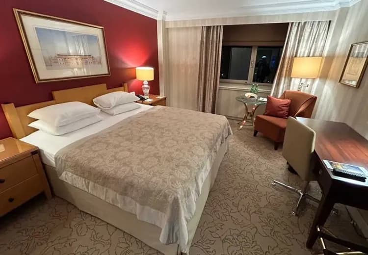 Hilton Park 或 Intercontinental 或同級五星酒店