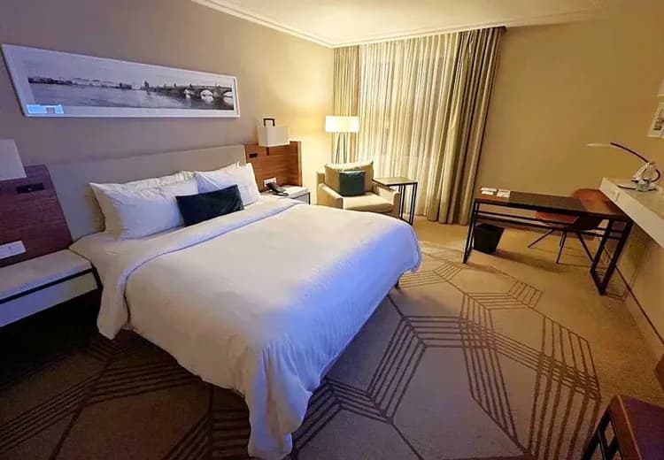 Prague Marriott 或 Radisson Blu 或 Hilton