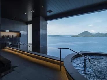 空に浮かぶ露天風呂 【湖上の湯】 内風呂