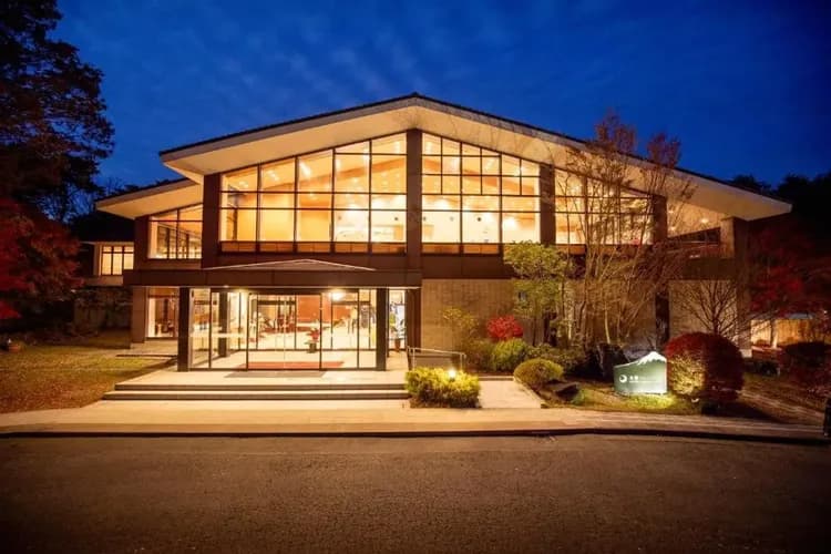 本栖鳳凰飯店(MOTOSU PHOENIX HOTEL)