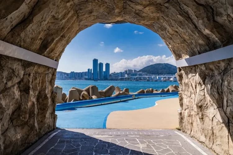 韓冬滑雪|釜山|人氣滑雪.鮮採草莓.天空膠囊列車.精彩斜坡滑車.海上纜車.海景汗蒸幕5日(彩妝)-6