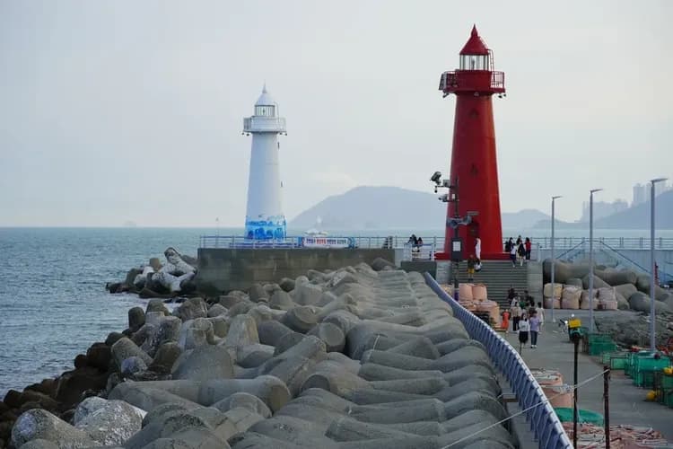 早鳥玩樂369|釜山旅遊|海雲台膠囊列車.甘川洞.韓服體驗遊古宅.紅白燈塔.嚐鮮長腳蟹(一站購物彩妝)五日|高雄-9