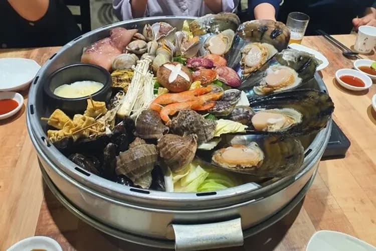 澤家澎派海鮮鍋(八爪魚、鮑魚、鮮蝦、貝類、生蠔、刀削麵)