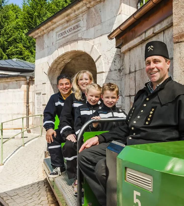 薩爾斯堡周邊景點德國鹽礦搭乘小火車入內