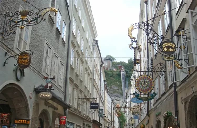 迎春經典奧捷|四晚五星,音樂之都維也納,千塔之城布拉格,薩爾茨堡,童話小鎮庫倫諾夫,絕美湖景哈修塔特,鹽礦探險10日-11