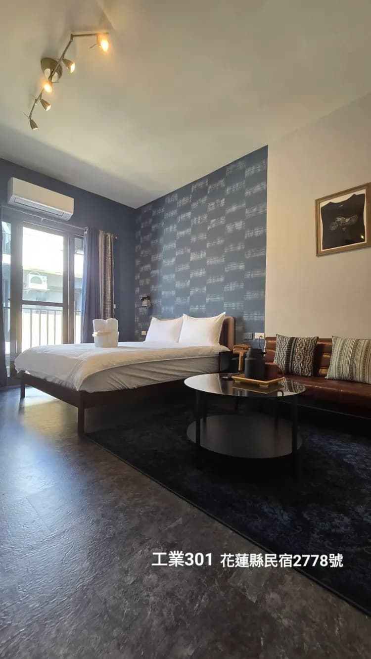 工業301主題雙人房|設計風格空間與舒適雙人床,讓旅人放鬆休息,睡得好,也睡得飽。