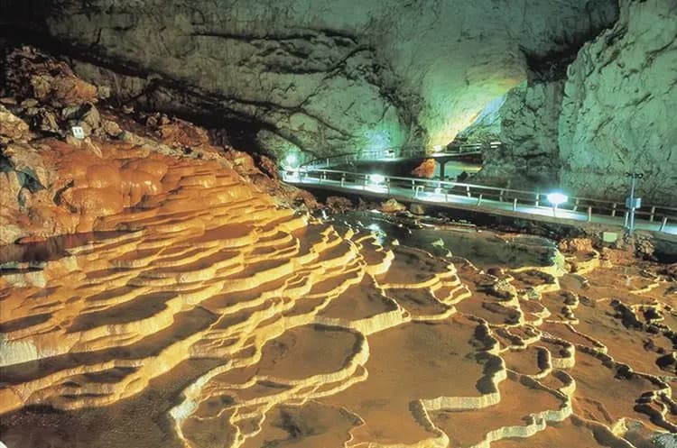 秋芳洞(東洋第一鐘乳石洞)