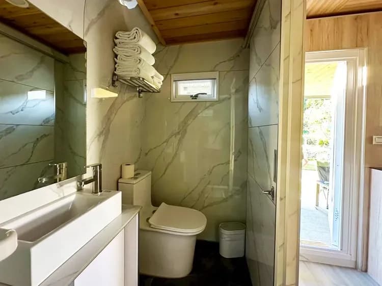 露營車 衛浴-全日提供熱水